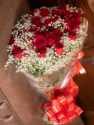 red roses and baby's-breath anniversary flower bouquet