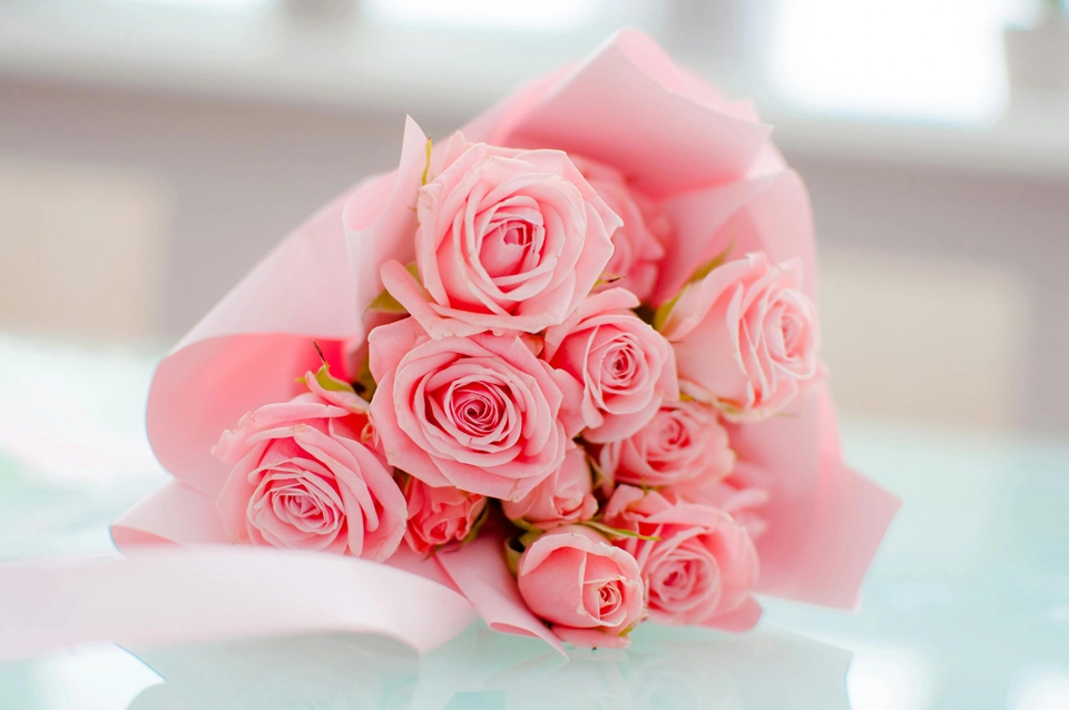 a bouquet of pink roses