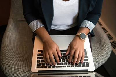 women sending a e-gift card on laptop